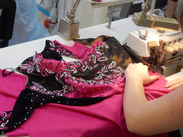 Švadlena na HPP nebo i vedlejší pracovní poměr (28 500 Kč)